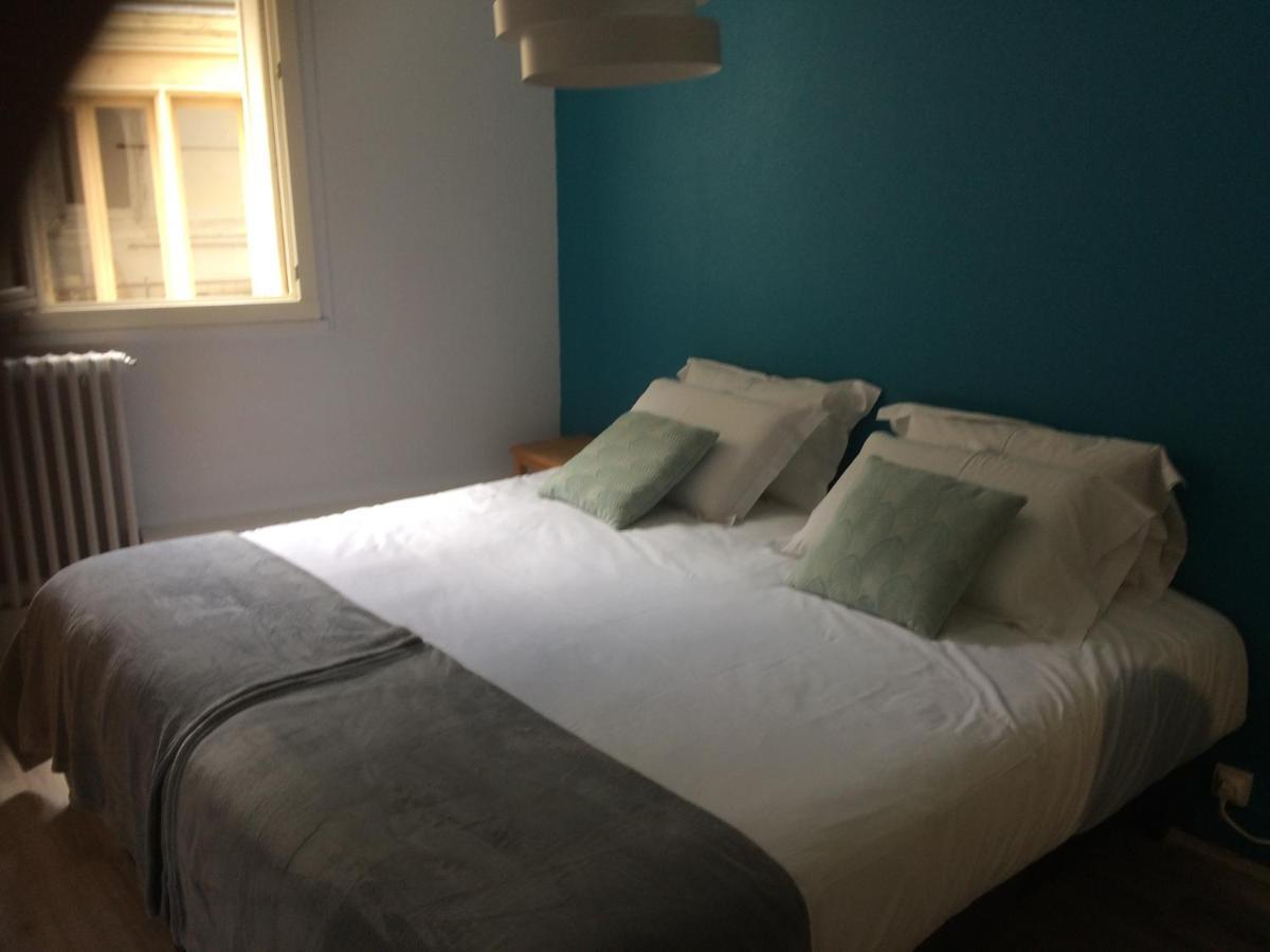 Hotel Du Cafe Des Arts Chinon Room photo